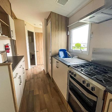 Superb 6 Berth Caravan At St Osyth Beach, Near Clacton-On-Sea Ref 28008Mc Buitenkant foto