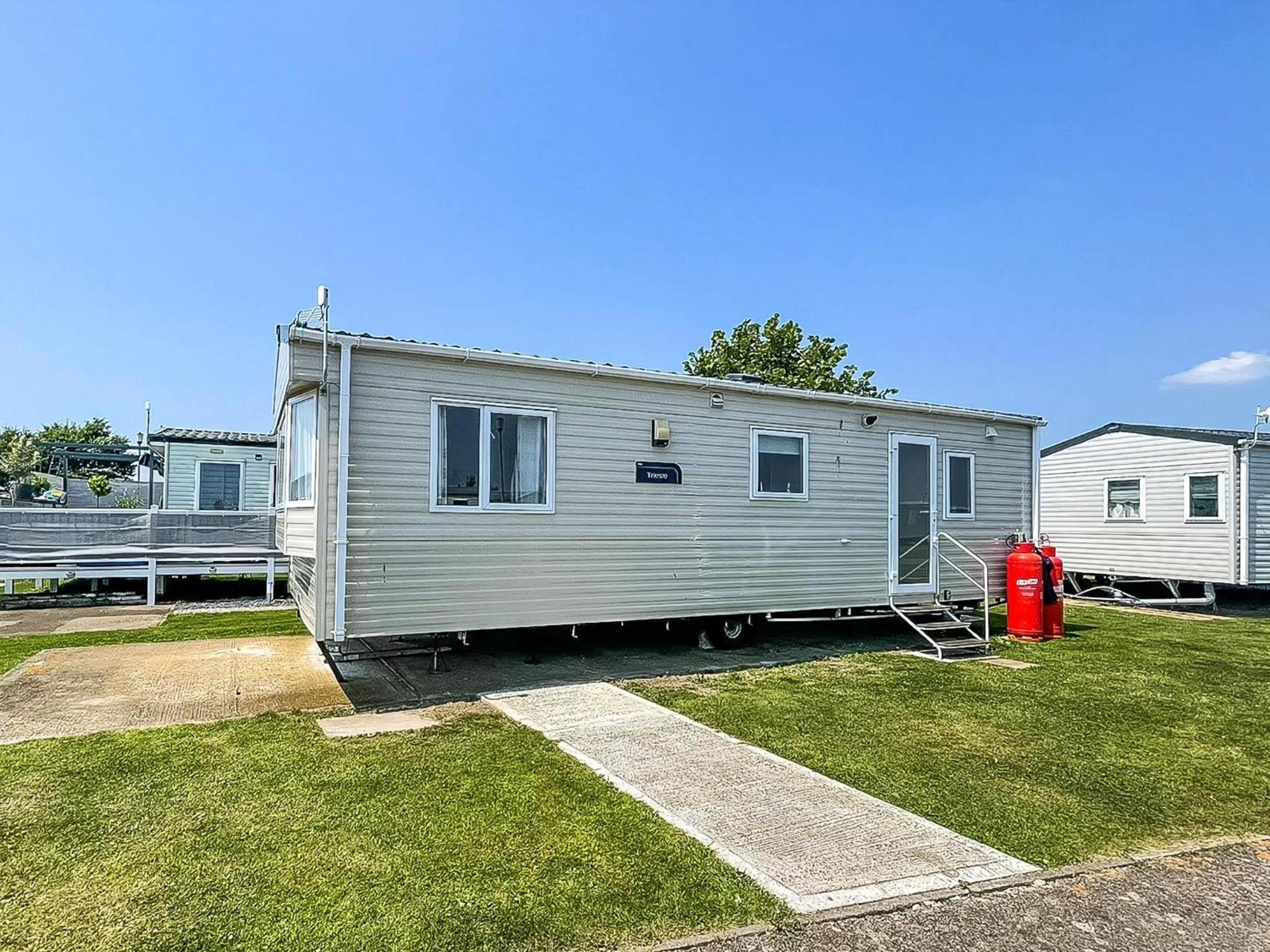 Superb 6 Berth Caravan At St Osyth Beach, Near Clacton-On-Sea Ref 28008Mc Buitenkant foto