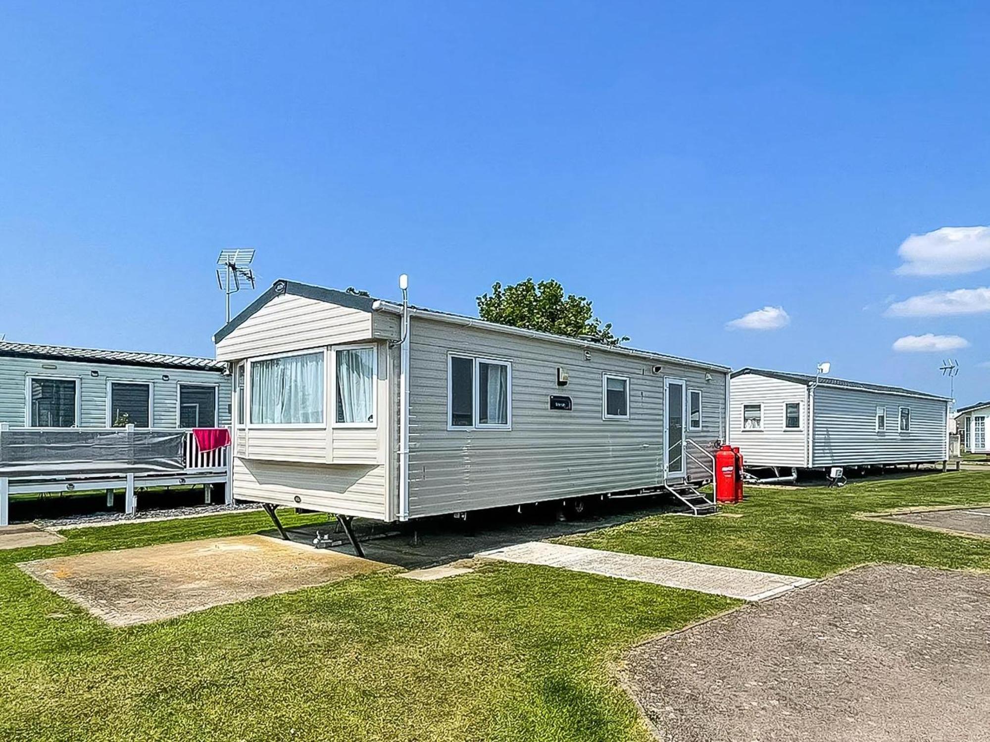 Superb 6 Berth Caravan At St Osyth Beach, Near Clacton-On-Sea Ref 28008Mc Buitenkant foto